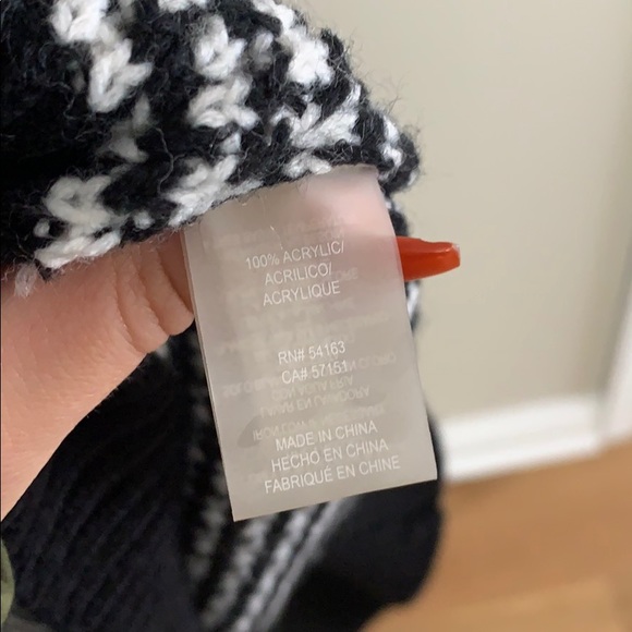 Elegant and Never Worn - Calvin Klein Black and White Argyle Poncho - Picture 4 of 6